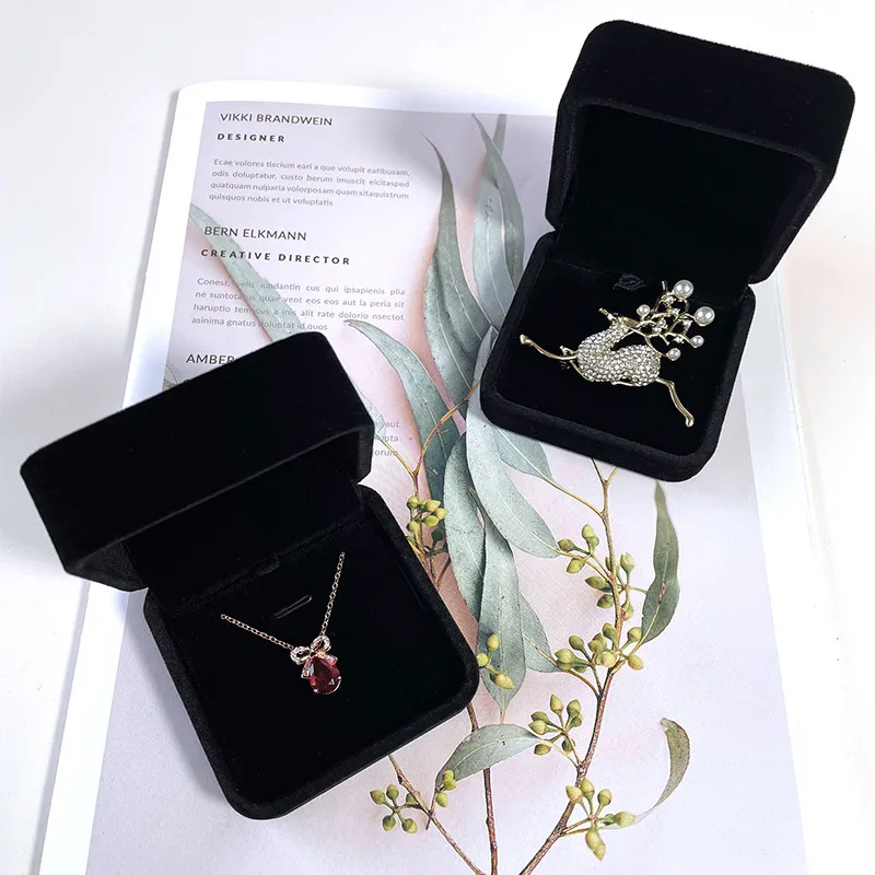 BAZAR Lucky Clover Pendant Necklace